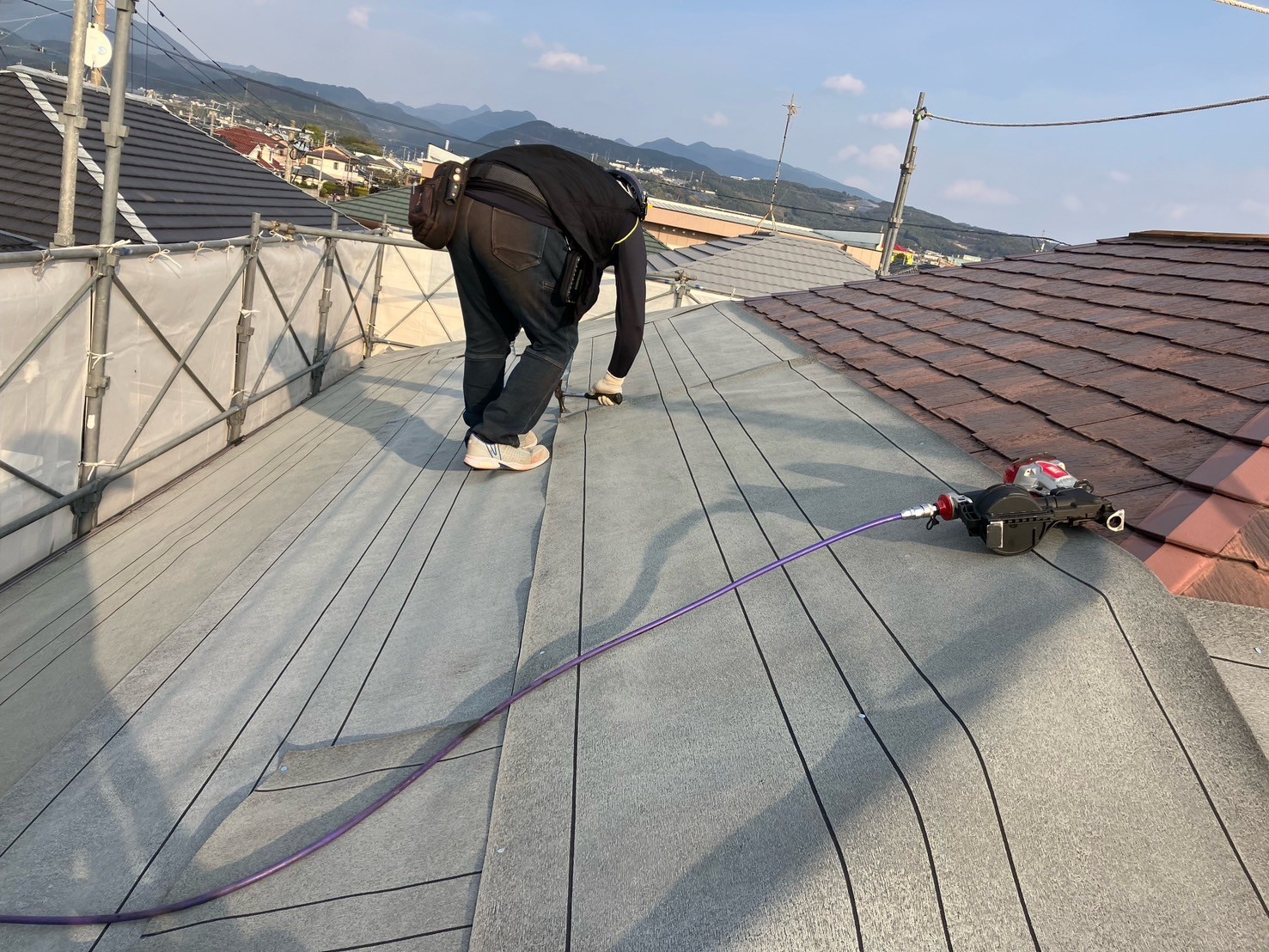 伊万里市で人気の屋根カバー工法を徹底解説。アスベスト入り屋根の処分費に悩む方必見！メリットや費用を抑えるコツを紹介します。15年以上の実績を誇る「雨漏り修理の窓口MUKAI」が、安心の施工をお約束します。